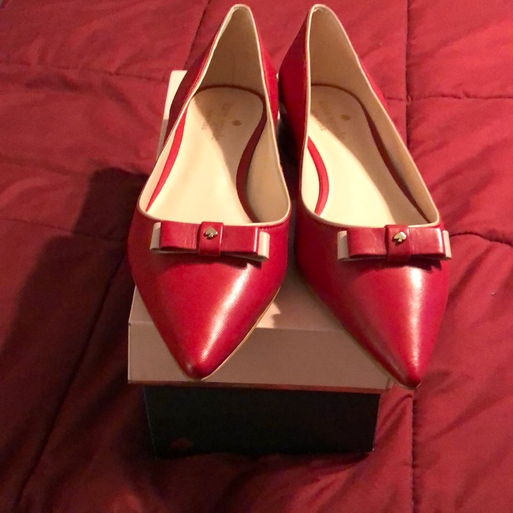 Brand new never worn Kate Spade Pointed Toe Flats, very comfortable.